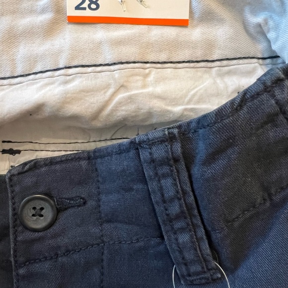 Old navy lived in straight cargo shorts in navy. - Picture 6 of 6